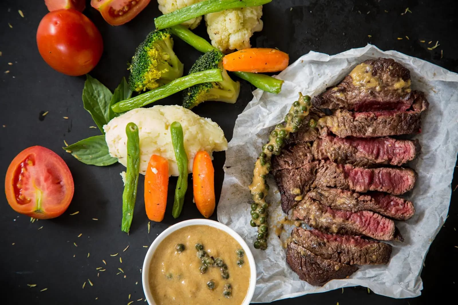 Steak auf einem Holzkohlegrill in dunkler Umgebung
