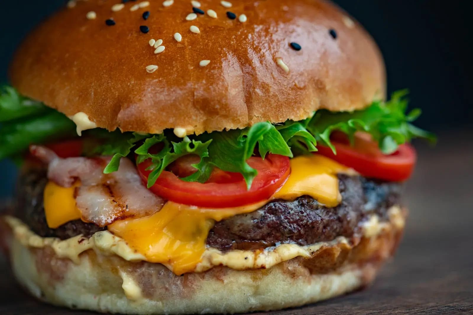 Burger und Pommes in Papierverpackung auf einer Theke